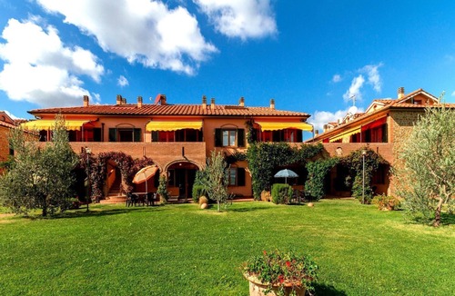Sughera Apartment | Cosy apartment with WIFI, A/C, pool, TV, terrace and panoramic view, close to San Gimignano