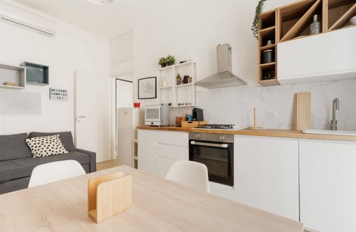 Barona Apartment | Cozy 53m2 apartment, perfect for 3 people, located on the raised ground floor.The accommodation is located in the Barona area, close to the Naviglio Grande and characterized by a rural soul with ancient farmhouses and recent urban redevelopment.The area