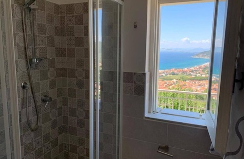 Castellabate Historic Centre House | Cozy panoramic apartment ideal for families or couples.