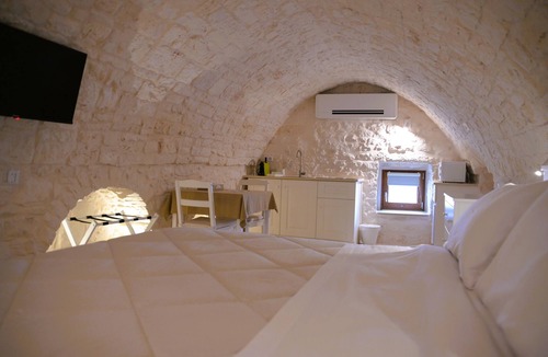 Centro Storico Bed & Breakfast | Cummersa - Campanile Inn; Comfortable room in historic building in Locorotondo