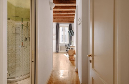 Borgo San Leonardo Hostel | Deluxe spaciuos double room with large modern ensuite bathroom and airconditioning