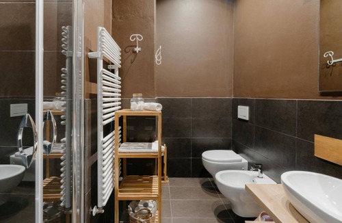 Borgo San Leonardo Hostel | Deluxe spaciuos double room with large modern ensuite bathroom and airconditioning