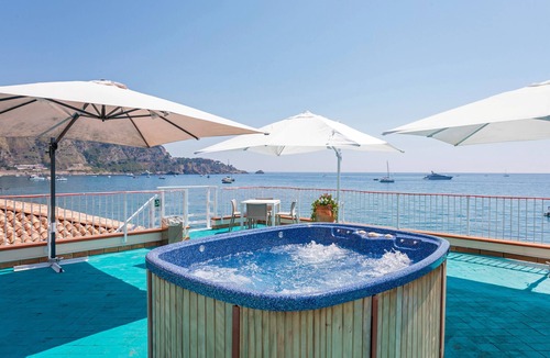 Villagonia Apartment | Double Room 'Second Floor 316' with Shared Terrace, Wi-Fi and Air Conditioning