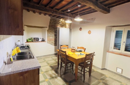Castelvecchio House | Elegant rustic house in the Tuscan hills. Vacation House La Tosca