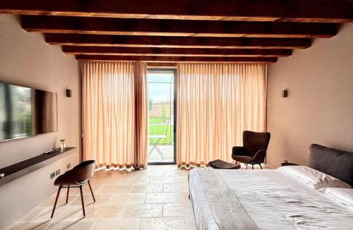 Adro Apartment | Elegant suite with shared pool