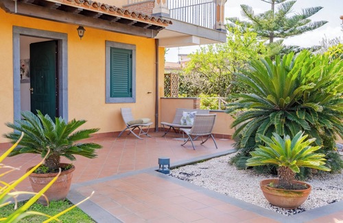 Sant'Anna Apartment | Etna, mare e verde (double room in villa)