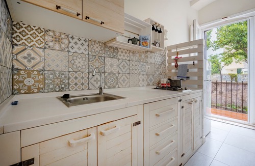 Municipio 5 Apartment | Garibaldi54 - Olive Room Apartment with Balcony, Wi-Fi & Air Conditioning