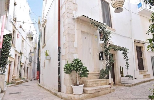 Putignano House | Gaudí's Corner: Alcoba Blanca