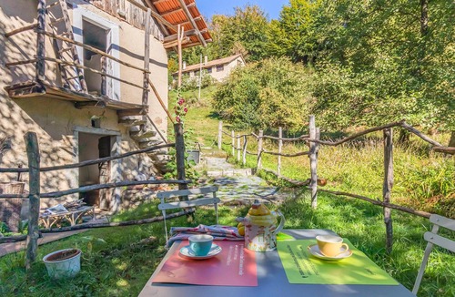 Madonna del Sasso House | Gorgeous home in Artò