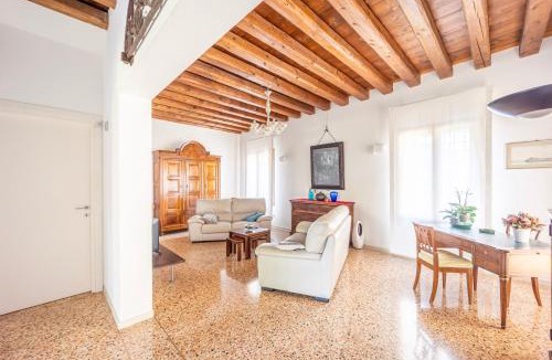 Mirano Apartment | GuestHost - Beautiful Villa With Garden and Private Parking!