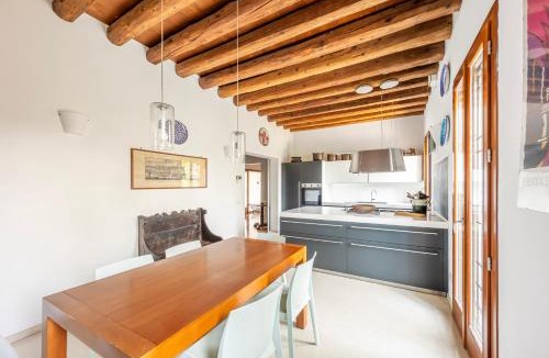 Mirano Apartment | GuestHost - Beautiful Villa With Garden and Private Parking!
