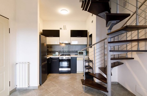 Siena Apartment | GuestHost - Comfortable 91 sqm two- floor modern flat (with internal spiral staircase), 5 min walk from the Colonna San Marco stop, which connects it to the historical centre. With two bedrooms, two bathrooms and a living room, it can accommodate 5 peopl