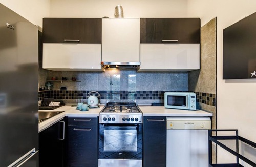 Siena Apartment | GuestHost - Comfortable 91 sqm two- floor modern flat (with internal spiral staircase), 5 min walk from the Colonna San Marco stop, which connects it to the historical centre. With two bedrooms, two bathrooms and a living room, it can accommodate 5 peopl