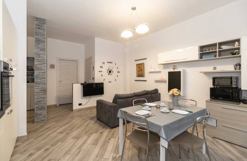 Turin Apartment | GuestHost - Comfortable and functional apartment of about 75 square meters which can accommodate up to 4 adults located on the fourth floor of a building equipped with a lift.The property is located in an area served by everything: bars, supermarkets, re