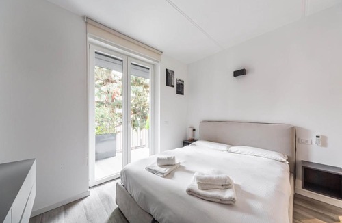 Rottole Apartment | GuestHost - Comfy APT with Private Parking & Balcony