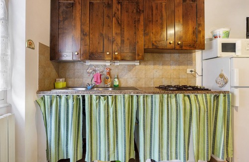 Pietrasanta House | Holiday Home 'Michelangelo 2 Adults 2 Children' with Private Terrace, Wi-Fi and Air Conditioning