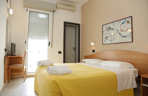 San Giuliano a Mare Hotel | Hotel Villa Dina
