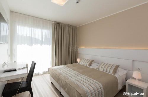 Cisano Hotel | Hotel Villa Katy
