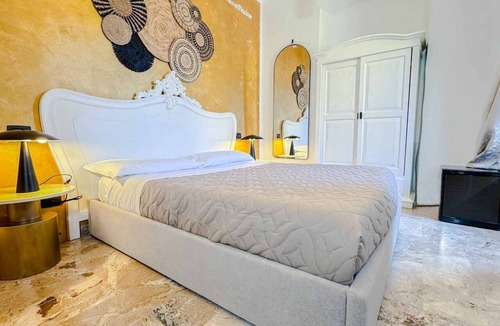 Manarola House | In the authentic heart of Manarola, in its most peaceful and panoramic area, Terre Marine Rooms welcomes guests into an intimate and relaxing atmosphere, where the charm of the Cinque Terre meets modern comfort.The Yellow Room is a bright double room, a