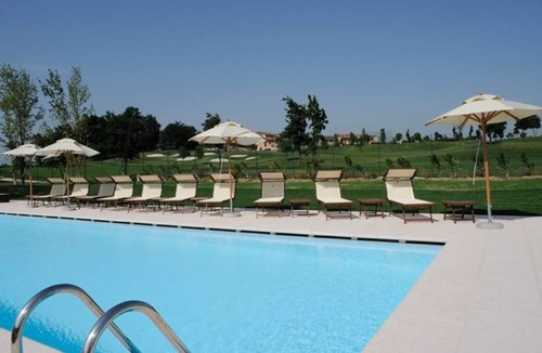 Peschiera del Garda Villa | Independent villa on resort with pool