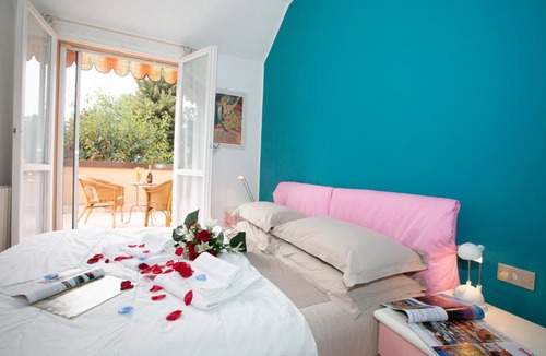 Ispra House | Ispra Villa Sleeps 6 Pool