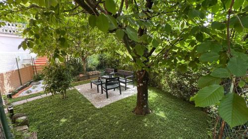 Ricco del Golfo di Spezia Apartment | La casa nel verde con piscina