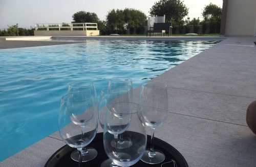 Casa Papa Bed & Breakfast | La Giara - Guest House. Swimming pool and outdoor space with table and chairs.