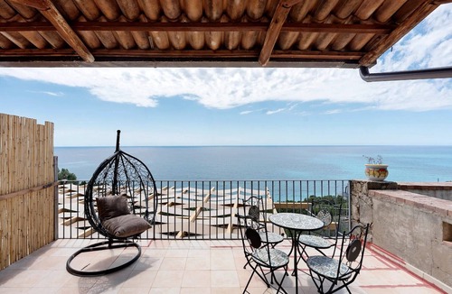 Caprioli Apartment | Libeccio Garden View Room with Wi-Fi and Air Conditioning