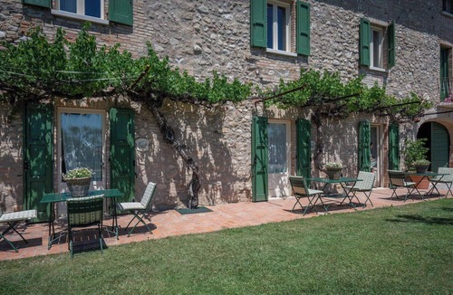 Pozzolengo Villa | Lovely apartment in villa for 2 people with WIFI, pool, A/C and pets allowed, close to Sirmione