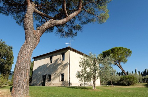 Cavriglia Villa | Lovely apartment in villa for 2 guests with WIFI, pool, A/C, TV, patio and parking