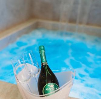 Alberobello Villa | LUXUITE Villa con Piscina e sauna o villa con jacuzzi e doccia emozionale