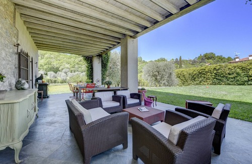 Monte Villa | Luxurious villa surrounded by greenery with swimming pool and lake view