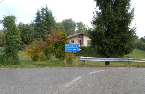 Arcugnano House | Maison Des Couleurs