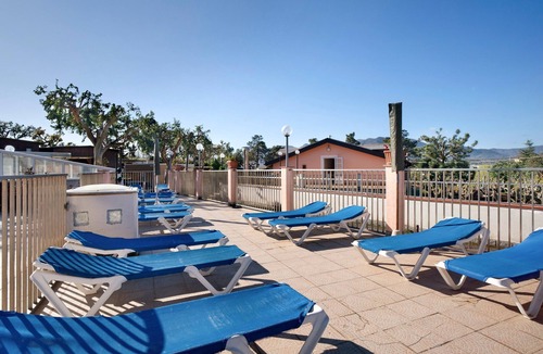 Albenga House | Mobile Home "New Generation La Pineta 7" with Shared Pool, Wi-Fi and Air Conditioning