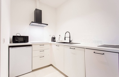 Tricolore Apartment | Modern & Peaceful Flat in the City Centre