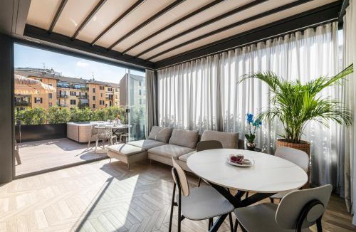 Milan Apartment | Modigliani Terrace Jacuzzi Golden House