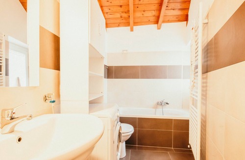 Nebbiuno Apartment | NE. Appartamento Azalea - Affitti Brevi Italia