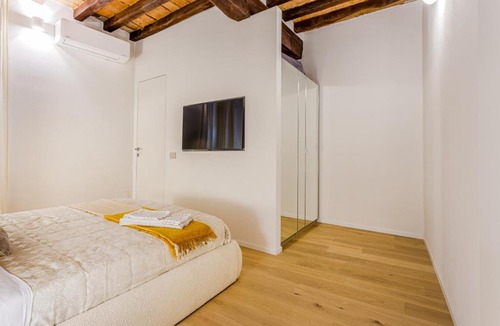 Old Town Apartment | Nebbia sul Naviglio - Rua Frati 34 Palace by MoVeBNB