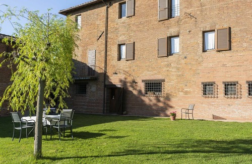 Castiglione del Lago House | Nice apartment in villa for 18 people with WIFI, hot tub, pool, A/C, TV, patio and pets allowed