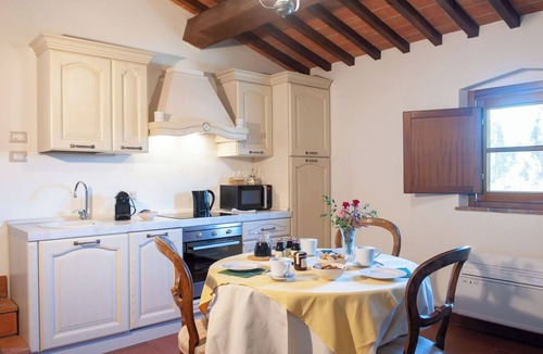 Peccioli Villa | Nice apartment in villa for 2 guests with WIFI, pool, A/C, TV and pets allowed