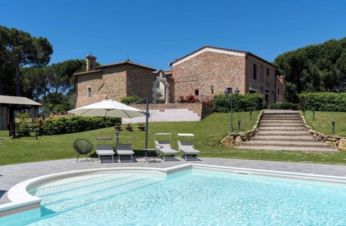 Peccioli Villa | Nice apartment in villa for 2 guests with WIFI, pool, A/C, TV and pets allowed