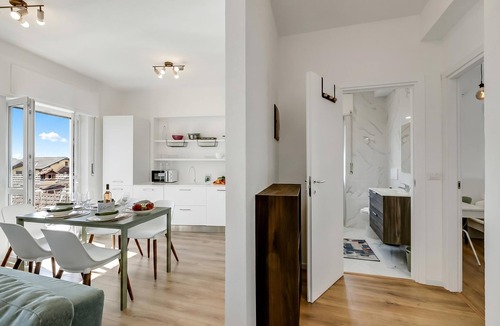 Levo Apartment | Nova Lake View - Flat with Balcony in Stresa, Stresa, Italy