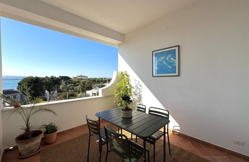 Isola Apartment | Panoramic sea-view apartment a few meters from the beach,