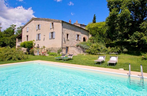 Acqualagna House | Peaceful Holiday Home in Acqualagna with Swimming Pool