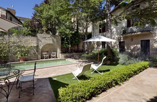 Montefalco Apartment | Perugino vacation apartment with garden and pool