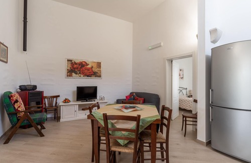 Cannole House | Pet-Friendly Holiday Home Domus Giorgia - Tredomus with Shared Garden