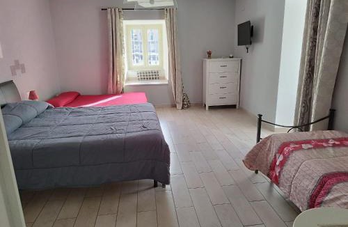 Montecalvario Apartment | Piazza Dante 22 Apartment