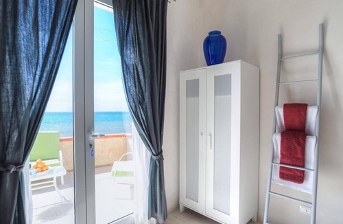 Cava dʼAliga House | Poseidone, seaside villa with panoramic terrace