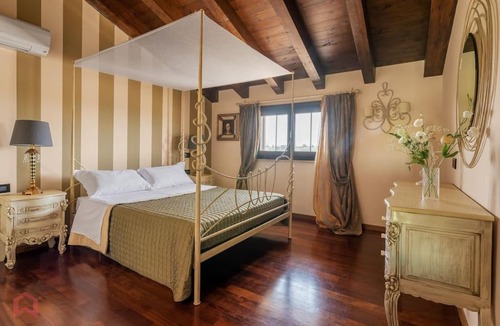 Partinico Villa | Posh villa with pool & jacuzzi