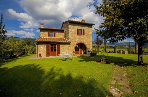 Montalla Apartment | Provincial Villa in Cortona Tuscany with Swimming Pool